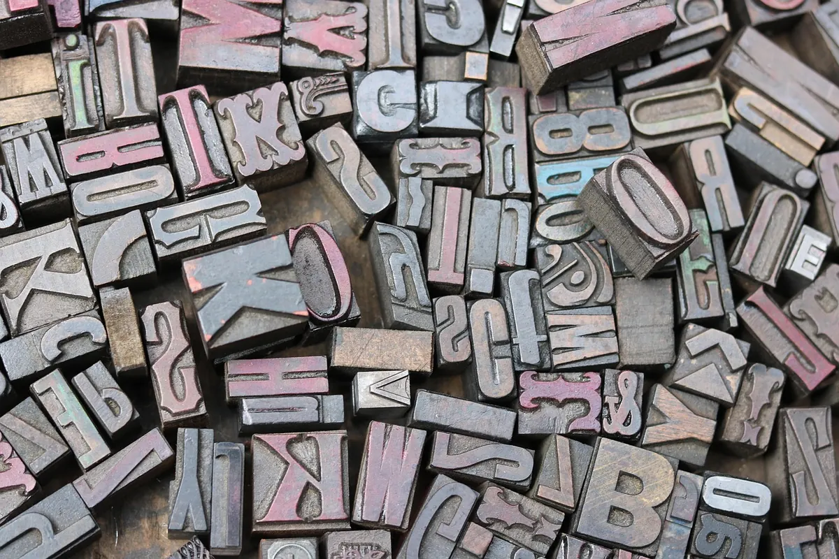 Block Printing vs Screen Printing: Choosing a Method for Motif Textiles